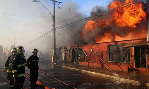 Un incendio destroza un centenar de viviendas en Santiago de Chile Un incendio destroza un centenar de viviendas en Santiago de Chile